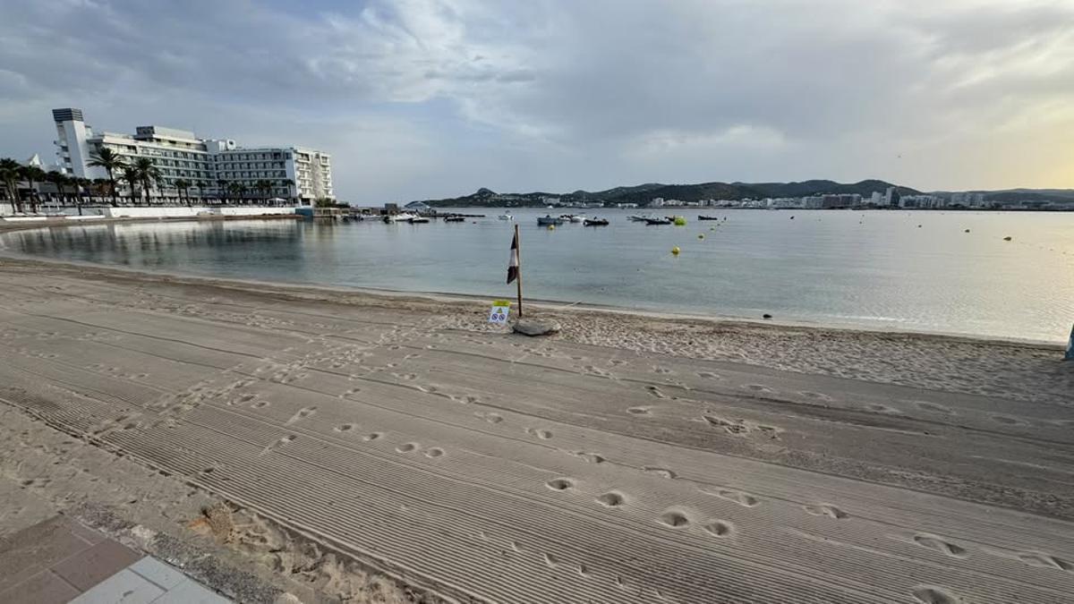 Bandera roja en la playa, cerrada por el Ayuntamiento hasta nuevo aviso.