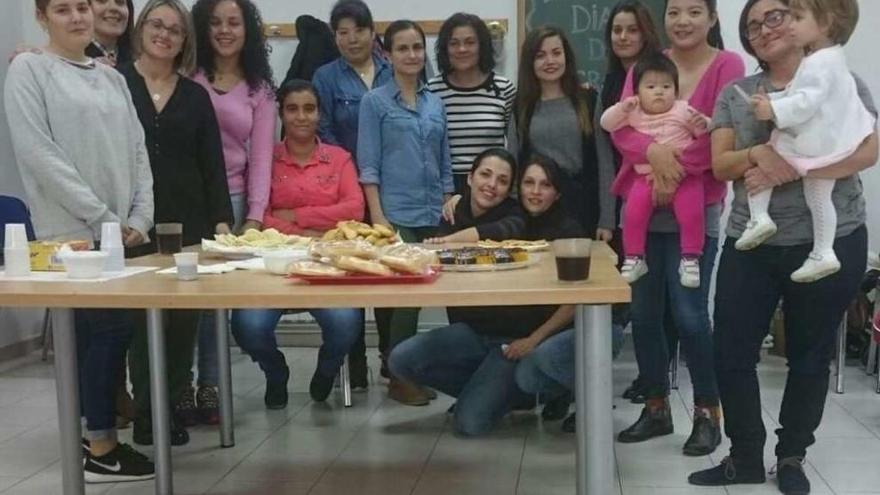 Técnicas, voluntarias y usuarias ayer en el local en Culleredo donde celebraron el Día del Migrante.