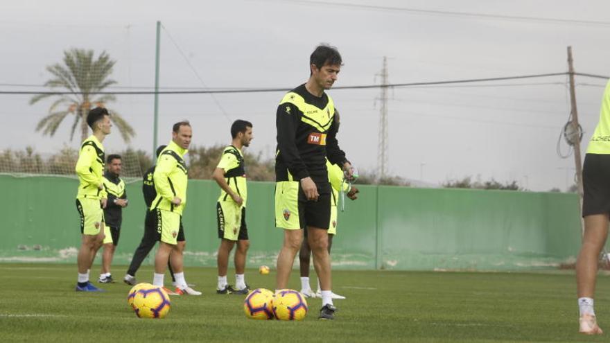 Los jugadores del Elche, junto a Pacheta, en el entrenamiento de este miércoles