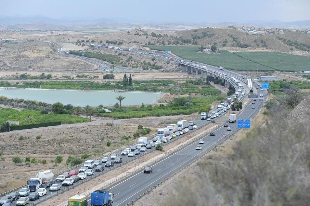 Atascos kilométricos tras el accidente de una furgoneta en la A7