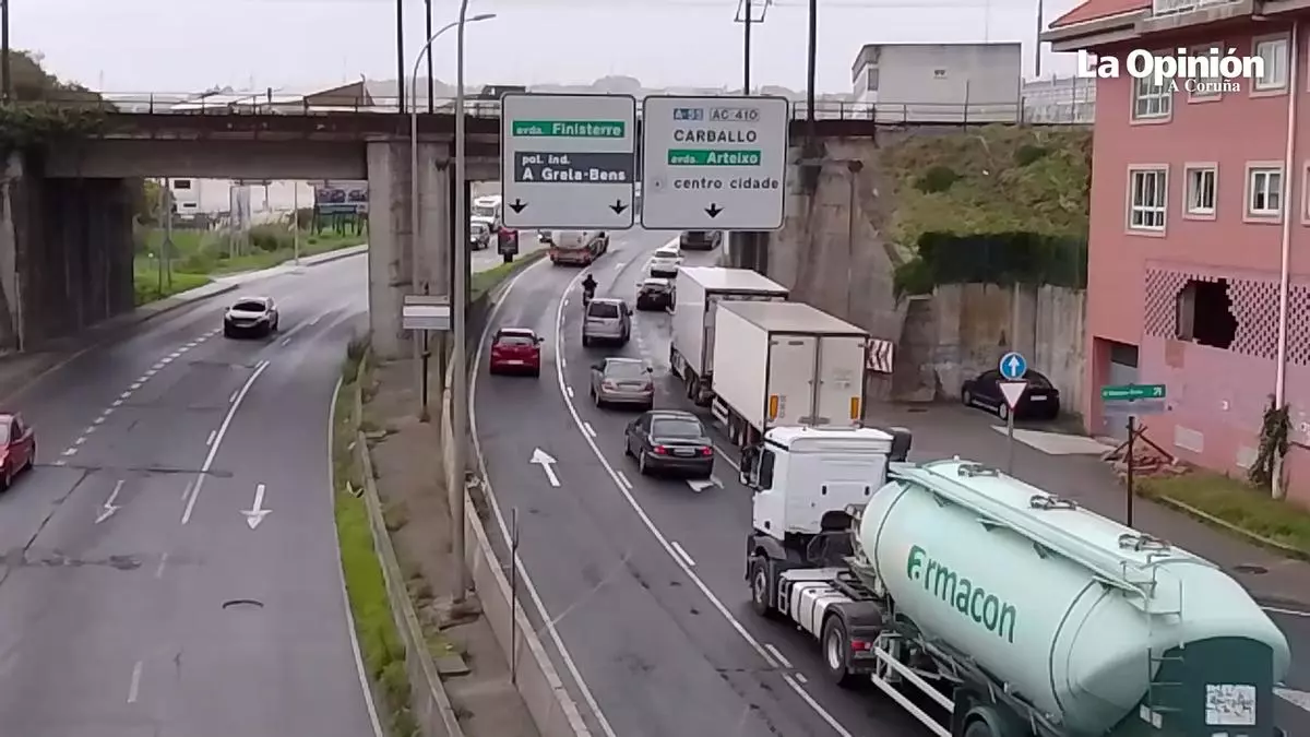 Un camión averiado obliga a desviar el tráfico en el acceso al polígono de Agrela