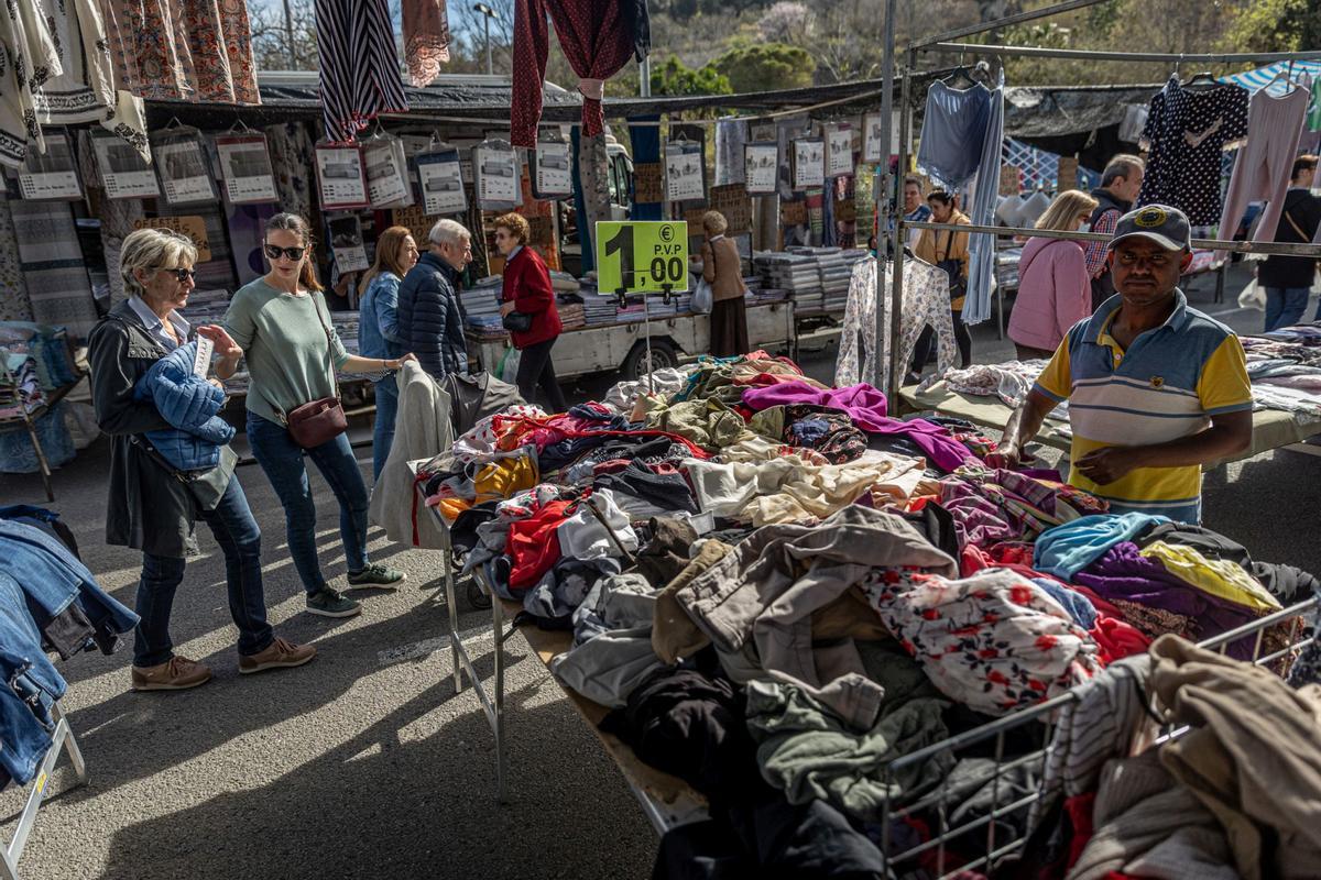 El histórico mercado ambulante inicia un exilio temporal: las obras de reforma del barrio exigen dejar libres las calles del Acer, de la Metal·lúrgia y del Crom, donde los puestos comerciales llevaban más de 50 años asentados. La nueva ubicación es desde el cruce de la calle de los Ferrocarrils Catalans con calle Foc hasta el cruce de la calle de la Mare de Déu de Port con el de calle Motors.