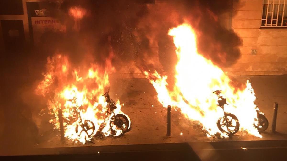 Motos incendiadas quemadas en el barrio de Gràcia.