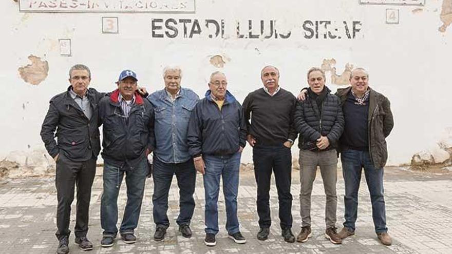 Sahuquillo, Matamoros, Pedrós, Moragues, Alzamora, Riutort y Quini posan para Diario de Mallorca en la puerta del Lluís Sitjar en la plaza Barcelona.