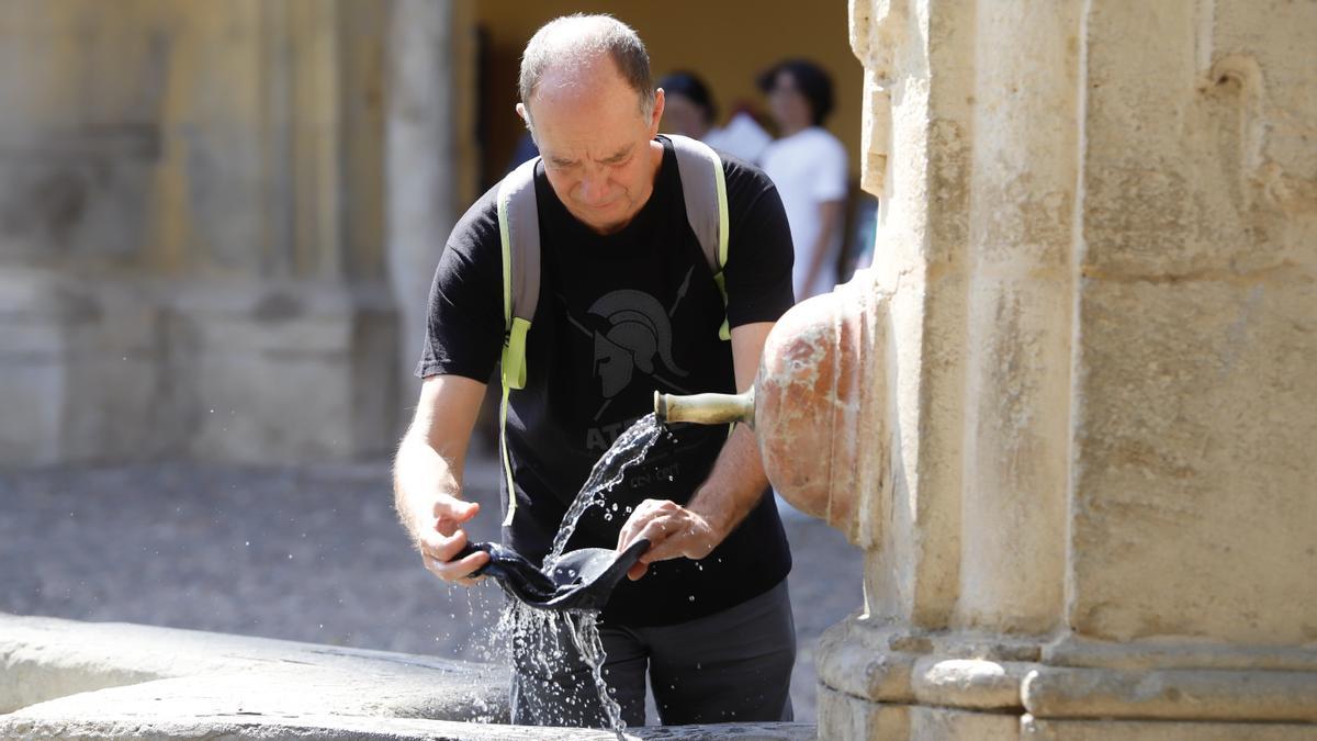 Un hombre se refresca este domingo en una fuente de Córdoba.