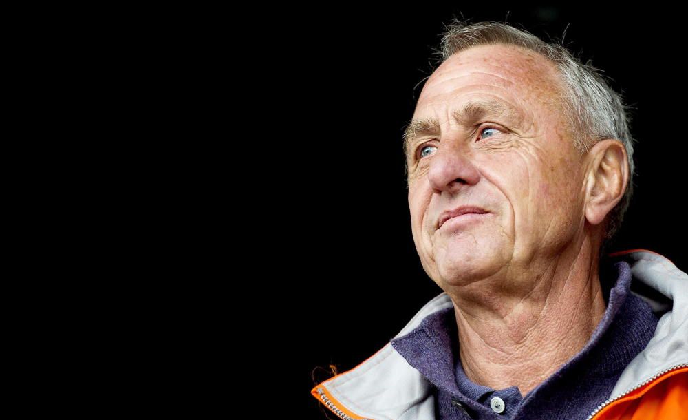 El ex futbolista y ex entrenador holandés Johan Cruyff ha fallecido a los 68 años. Ganó tres veces el Balón de Oro en los 70 y jugó en el Ajax, Barcelona y Levante, entre otro