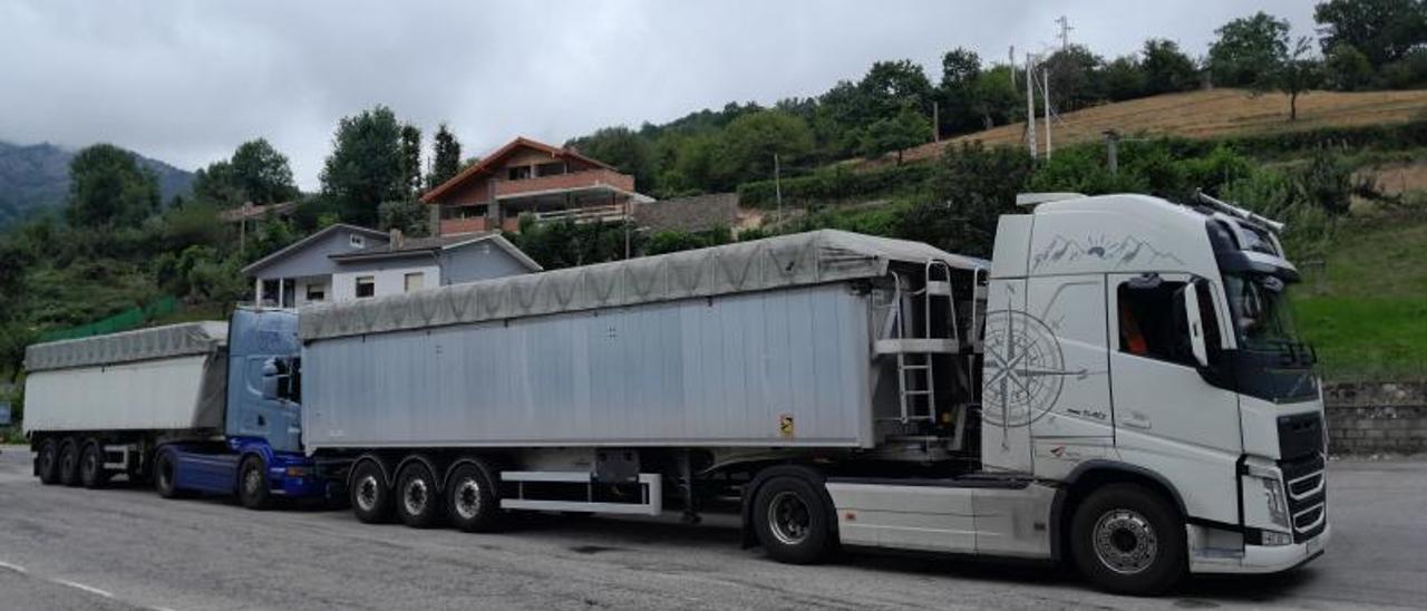 Camiones cargados con carbón estacionados en Rioseco. | L. M. D.