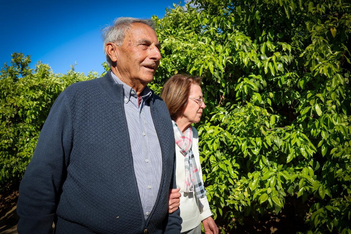 Vicent con su mujer paseando por los campos.