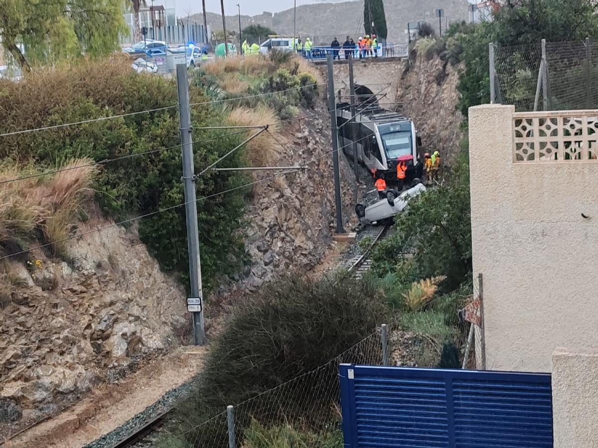 Aparatoso accidente en La Vila Joiosa: Cortada la Línea 1 del TRAM entre Cala Piteres y La Creueta tras caer un coche sobre la vía