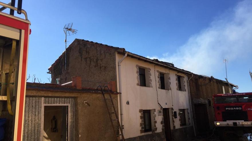 Los bomberos en un incendio que ha afectado a tres viviendas en Colinas.