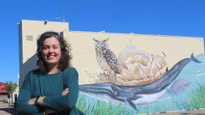 Montse Pascual davant del mural de la seu del Parc Natural de Cap de Creus a Vilajuïga.