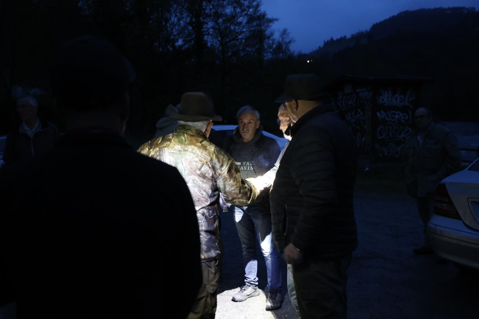 EN IMÁGENES: Más de 4.000 pescadores salen a los ríos asturianos en busca del campanu, el primer salmón de la temporada