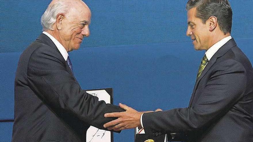 Francisco González recibe la distinción de la mano del presidente mexicano, Enrique Peña Nieto.