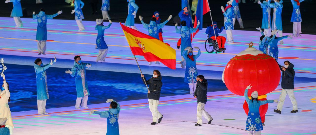 Vic González, en el centro, portando la bandera