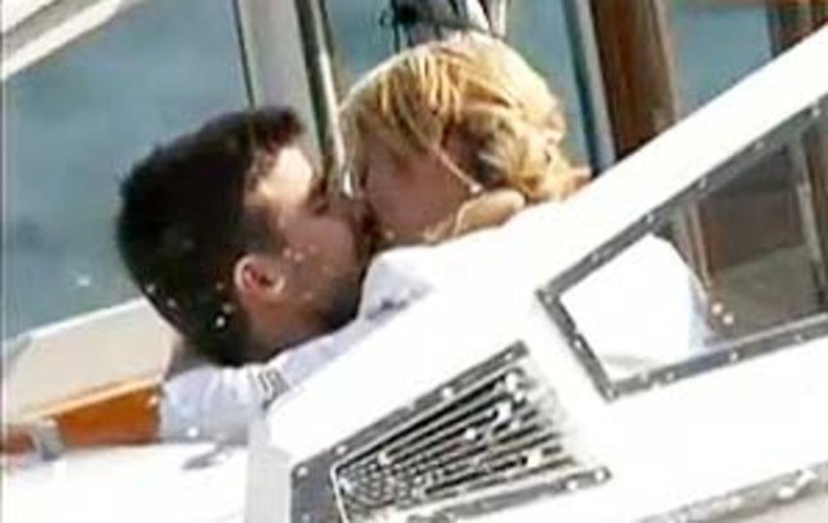 Piqué i Shakira, en actitud carinyosa, durant la seva travessia pel llac Como.