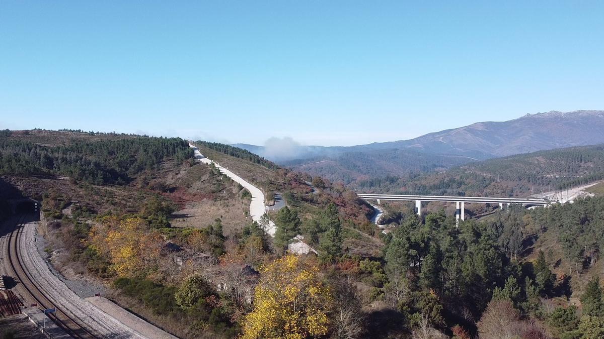 La línea convencional Zamora - A Coruña, a la izquierda, y un viaducto de la alta velocidad, a la derecha. La localización es Naveaus, Laza. // FERNANDO CASANOVA