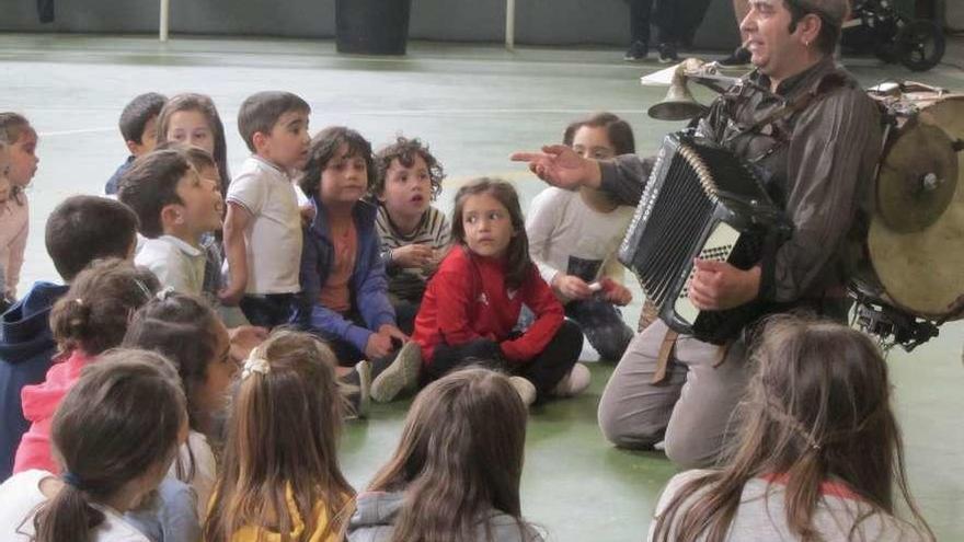 Los niños disfrutaron con la actuación de Cé Orquestra en la Xornada interfamiliar. // Iñaki Abella