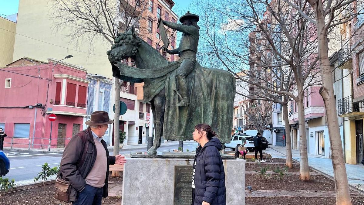 Visita de la concejala Vera Bou y José Juan Sidro, del Consell Rector de Fiestas.