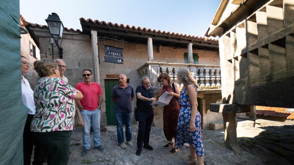 Reunión ante la Casa Barroca