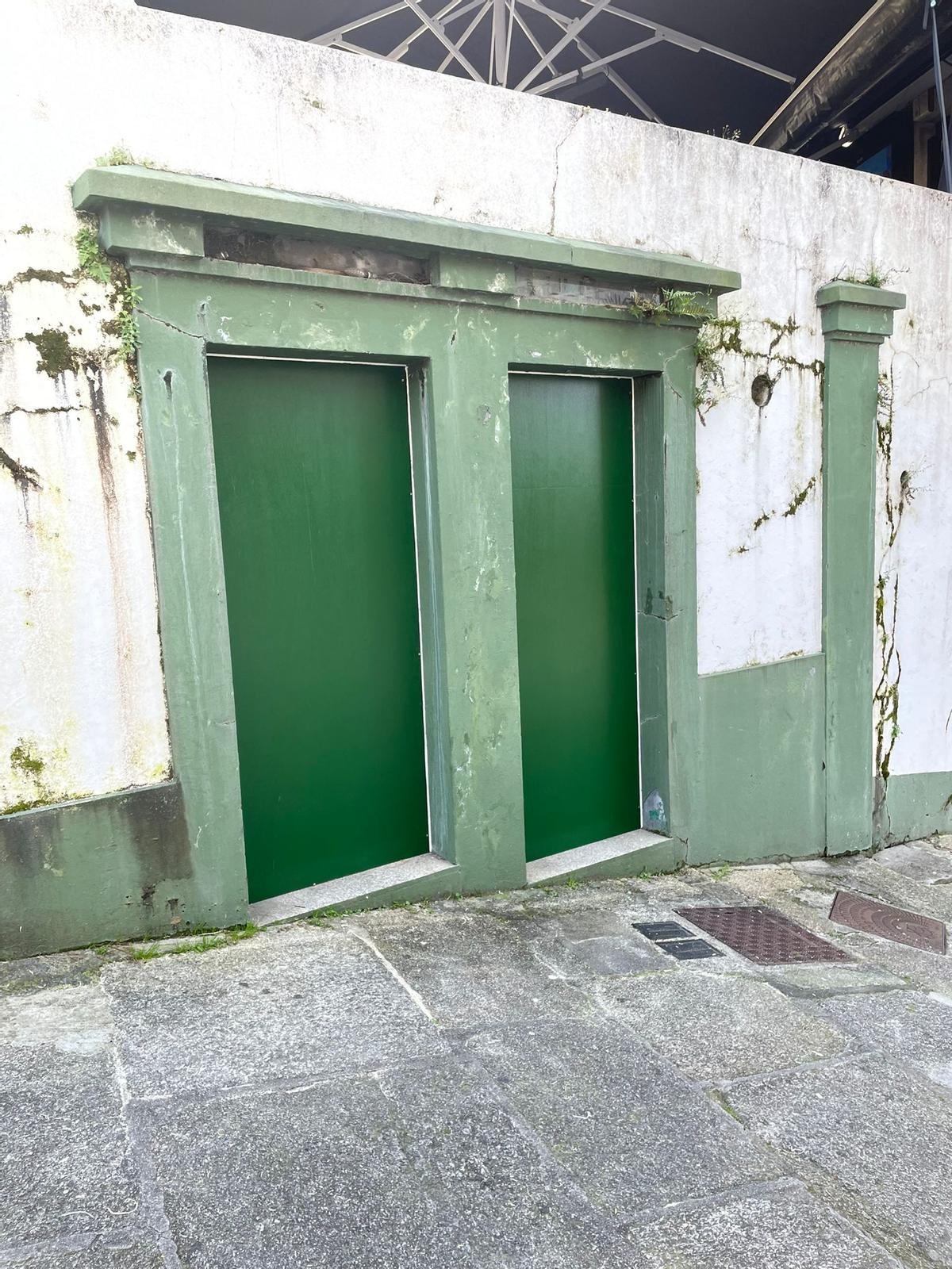 Imagen facilitada por el Concello con las puertas de los baños reparadas.