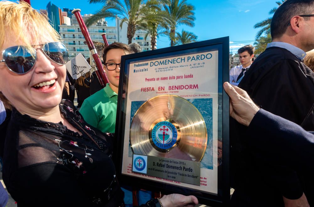 Las bandas marcan el ritmo del arranque de las fiestas de Benidorm.