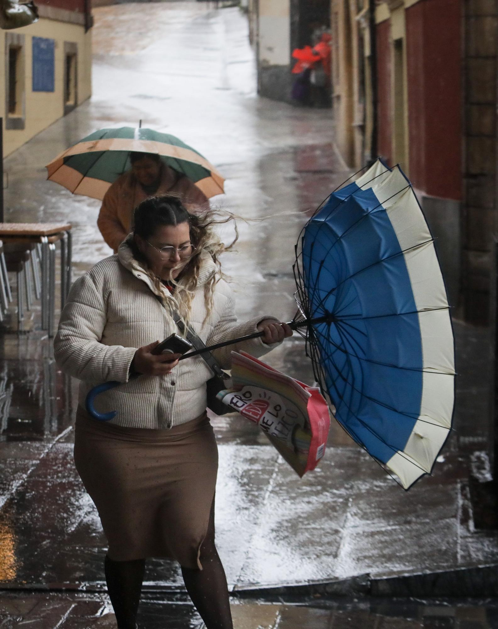 EN IMÁGENES: Así está siendo el temporal del lluvia, viento, oleaje y nieve que azota Asturias