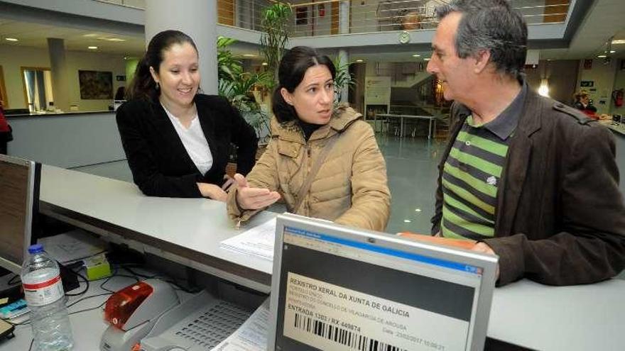 La entrega de las firmas en el Registro del Concello. // Iñaki Abella