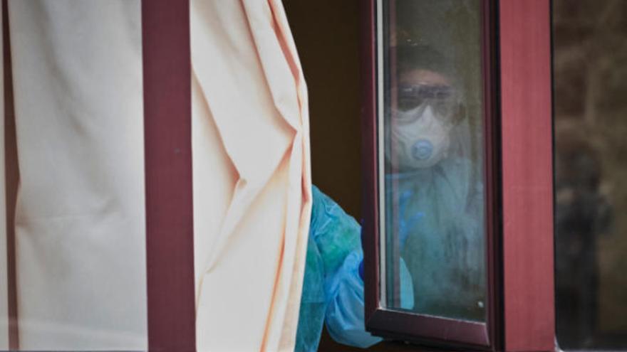 Una persona con ropa de protección dentro de la residencia de Fasnia.