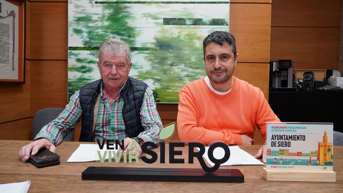 Por la izquierda, Raimundo Díaz y Javier Rodríguez, este miércoles en el Ayuntamiento de Siero.