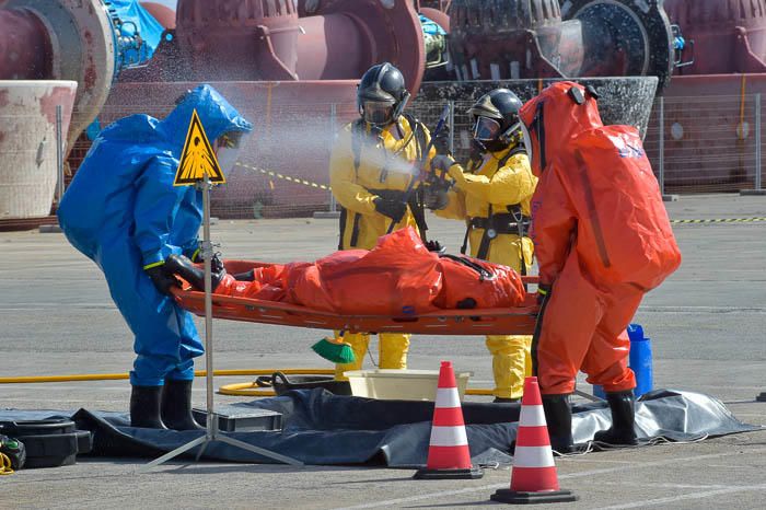 Simulacro de incendio en un barco, en las ...