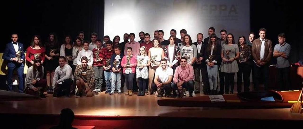 Los premiados en la Gala del piragüismo asturiano.