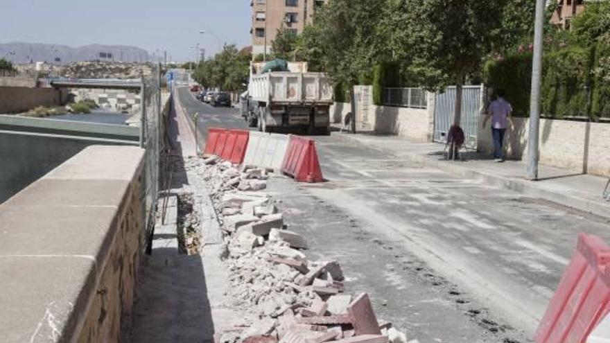 Obras en el acceso a la nueva pasarela en el Barranco