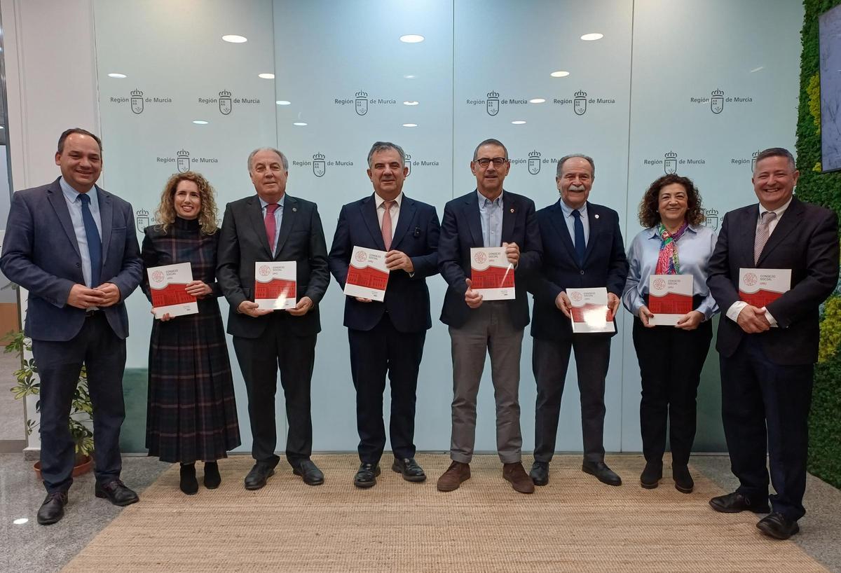 El consejero Vázquez recibía este viernes la Memoria del Consejo Social de la UMU.