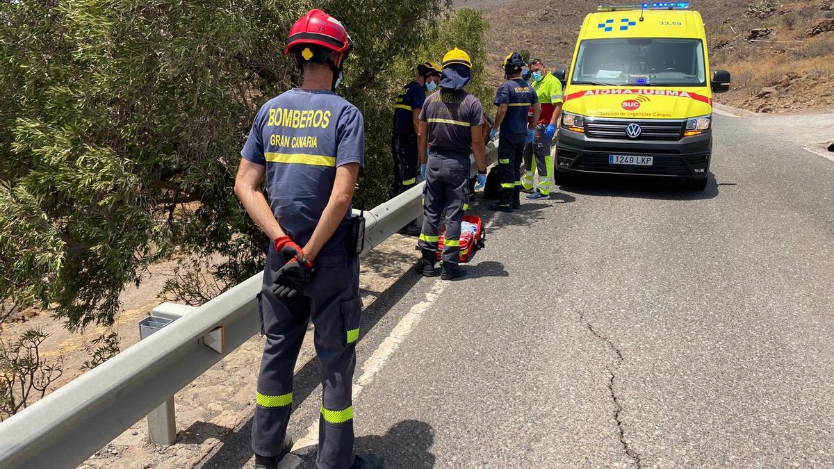 Los bomberos en uno de los rescates, hoy, en Arinaga.