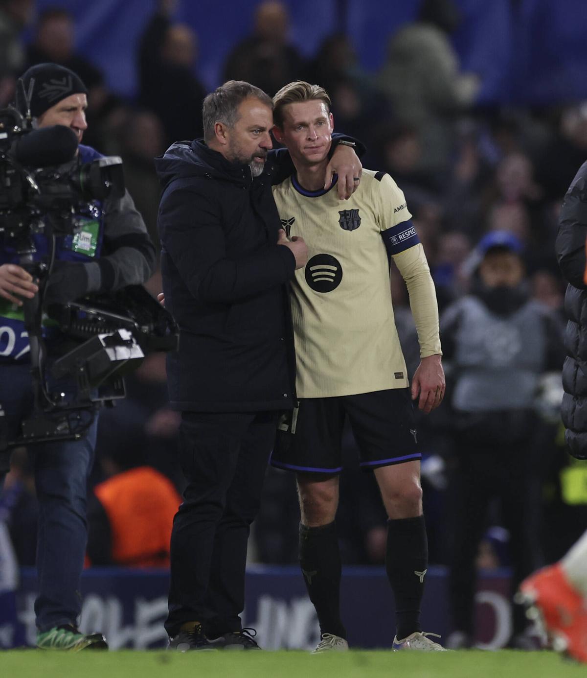 Flick intenta corregir el posicionamiento de De Jong en el Bridge