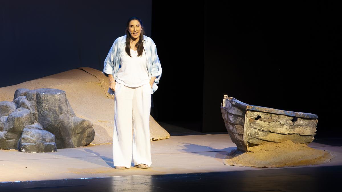 Paz Padilla va camino del lleno en el palacio de congresos de Plasencia.