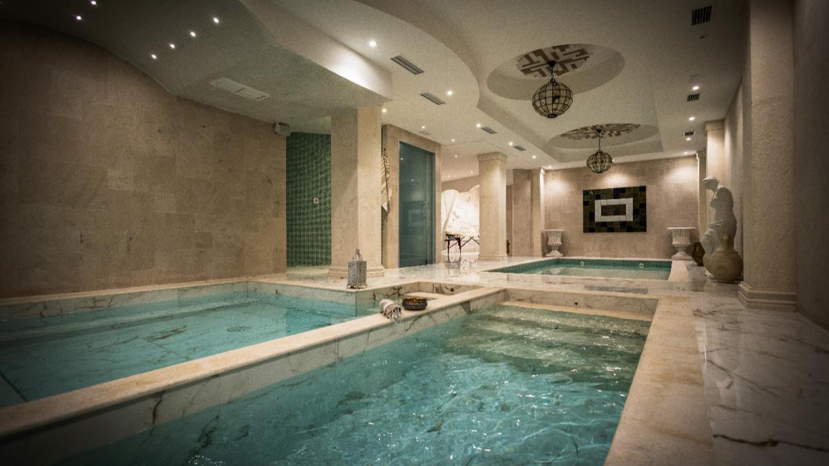 Hammam Sulis se ubica en la Plaza de la Morería, uno de los enclaves con mayor huella del Madrid islámico.