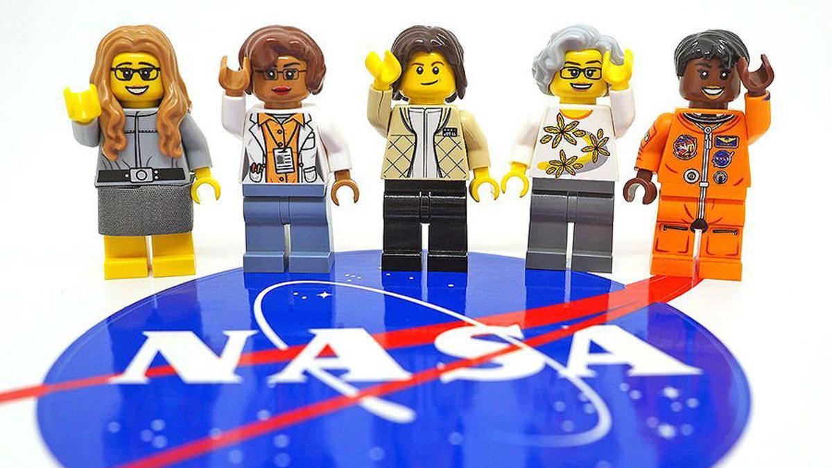 Las figuras de Lego de las cinco mujeres de la NASA.