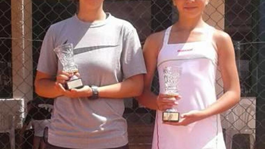Los jugadores del Club de Tenis Torrevieja con sus trofeos.
