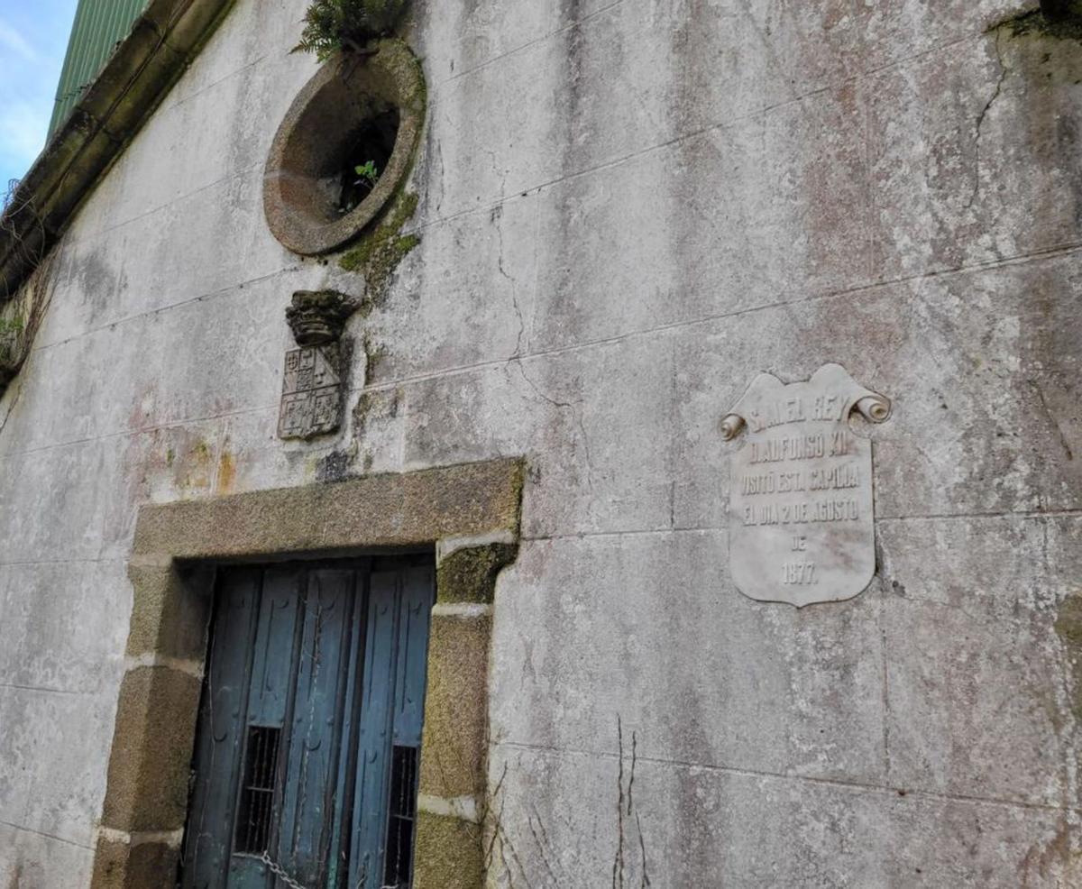 Estado ruinoso de la capilla del pazo del Real, con ambas sepulturas a los lados. | Fdv