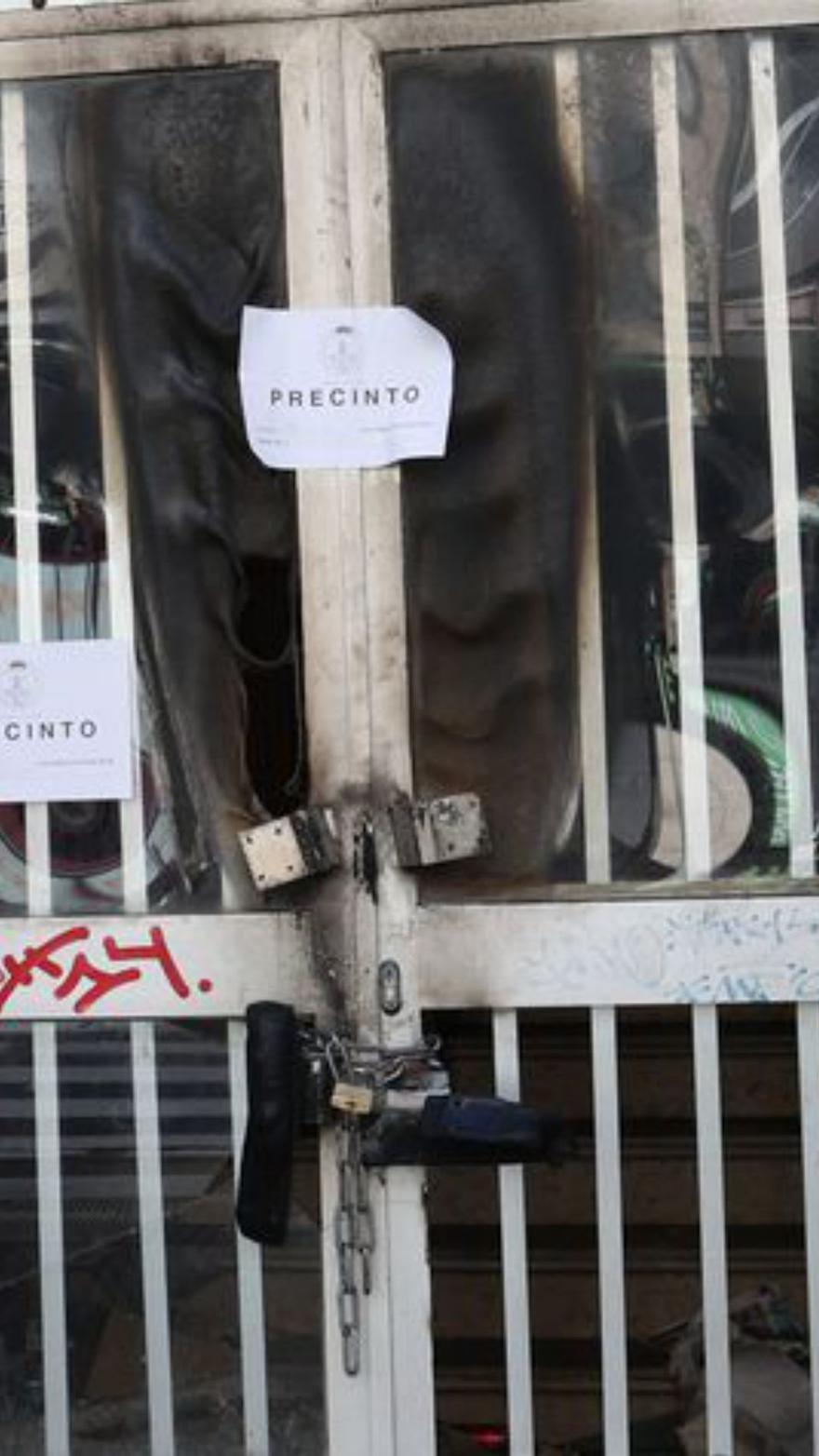 La entrada, precintada.   | // J. LORES