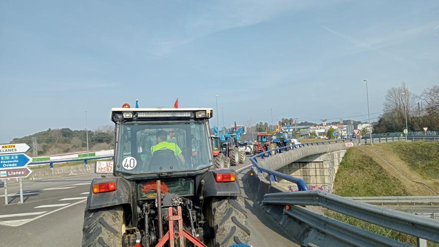 Los tractores ya toman las carreteras en Asturias: marcha espontánea en Llanes mientras se producen cortes en otras regiones