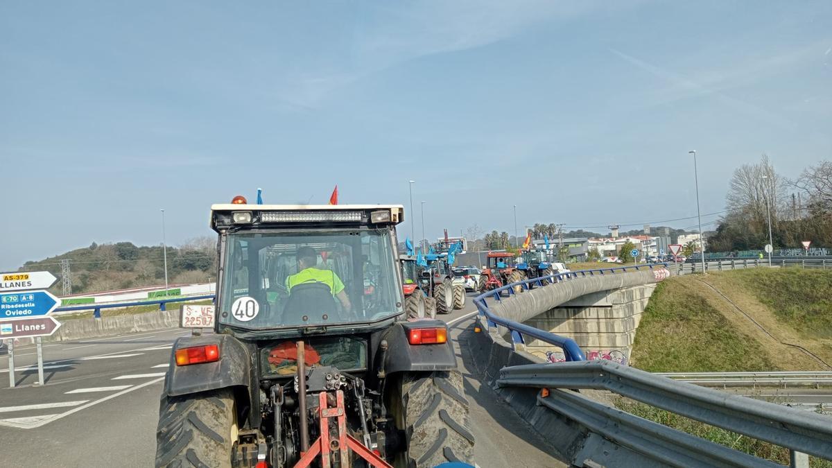 Las tractorada espontánea del Oriente, a las puertas de Llanes.