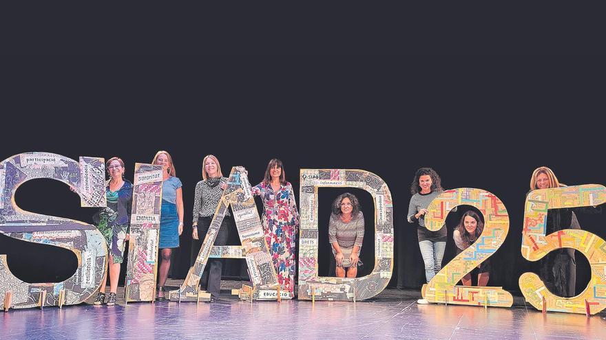 Carme Batista Albacete, tècnica en gestió; Laura Castany Figuera, coordinadora del Programa de la Dona i LGBTI; Cristina Cruz Mas, regidora de Feminismes i LGTBI; Ester Jodar Torrecillas, advocada; Sílvia Berengueras Gómez, informadora social; Tàtels Pérez Grau, conductora de l’acte; Maria Majà Vives, tècnica del SAI, i Montse Vila Fosas, psicòloga