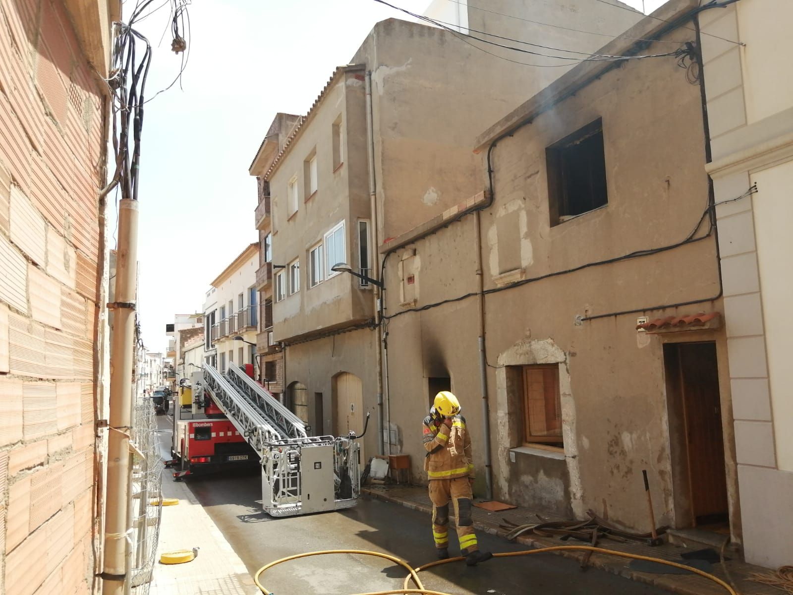 Incendi a un pis de l'Escala