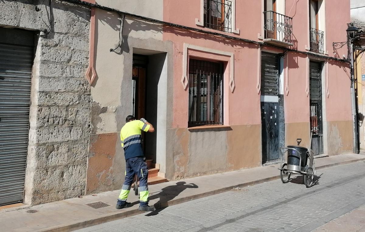 Un trabajador de limpieza en una calle de Toro.