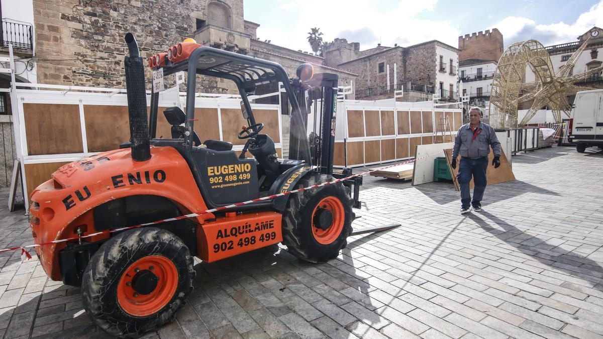 Instalación del mercado navideño de la plaza Mayor de Cáceres.