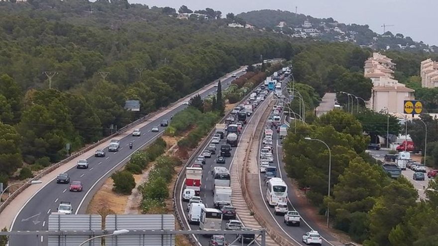 Un accidente y un incendio en la mediana en la A-49 hacia Huelva y retenciones kilométricas en sentido Cádiz marcan el inicio del puente