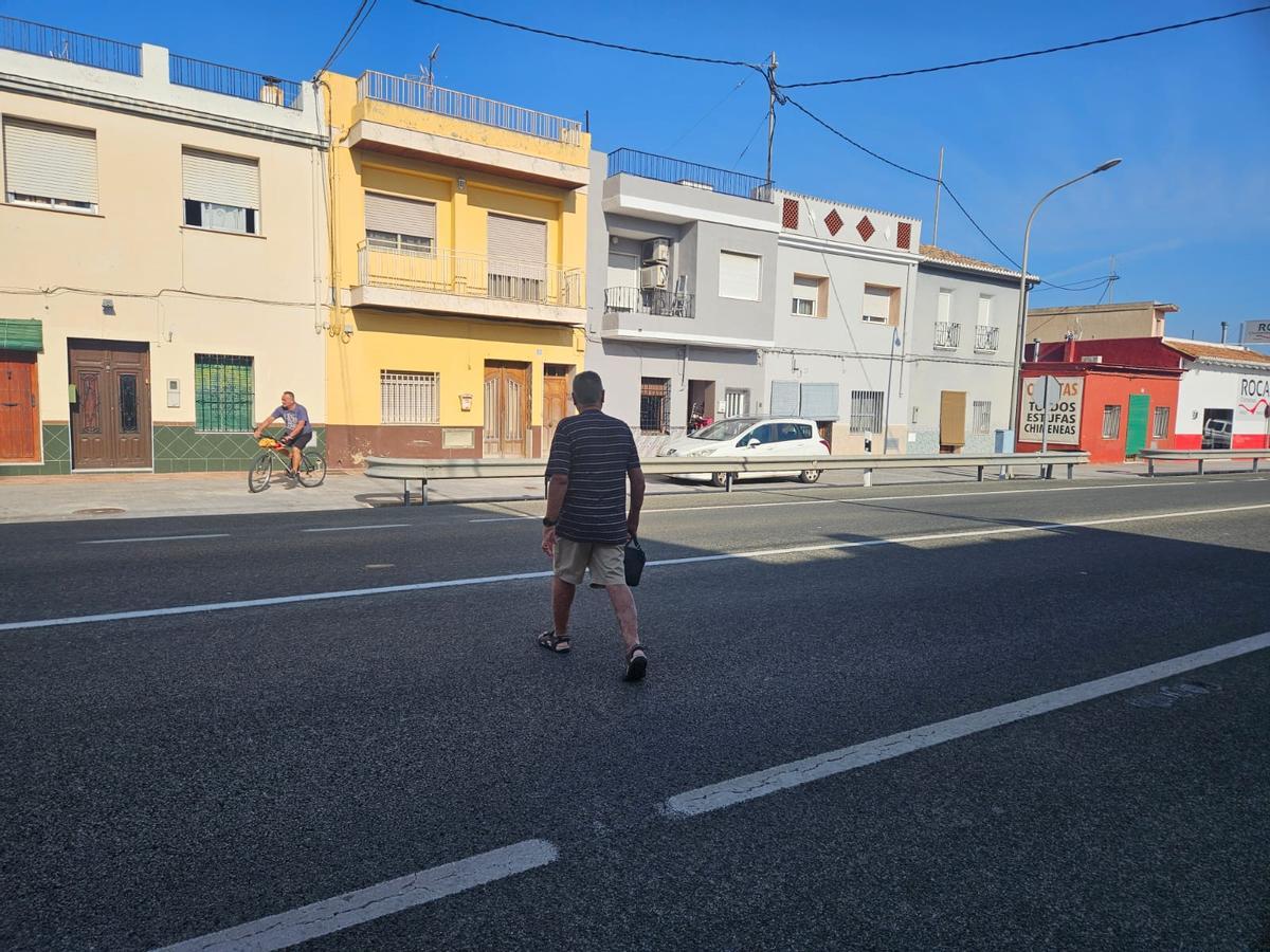 Un hombre cruza la N-332 en Xeraco.