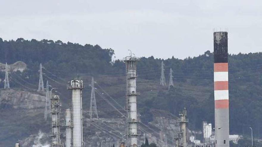 Instalaciones de la refinería con el pueblo de Bens delante.